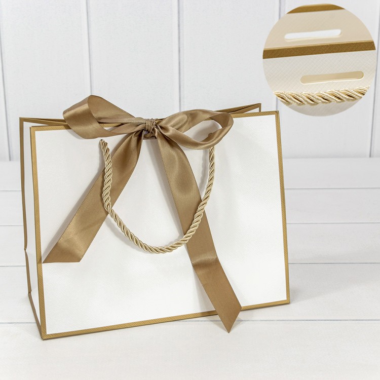 Пакет подарочный с лентой 23*18*10 210г Белый 1/10 1/160 Арт: 000504EA/1